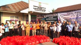 Direktur Kepatuhan Bank Banten, Eko Virgianto saat menyerahkan bantuan kepada warga terdampak kebakaran TPA Jatiwaringin di Desa Tanjakan Mekar dan Desa Rajeg Mulya, Kabupaten Tangerang. Foto: Ist