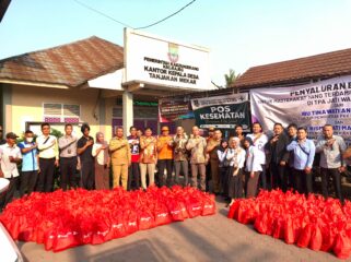 Direktur Kepatuhan Bank Banten, Eko Virgianto saat menyerahkan bantuan kepada warga terdampak kebakaran TPA Jatiwaringin di Desa Tanjakan Mekar dan Desa Rajeg Mulya, Kabupaten Tangerang. Foto: Ist