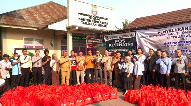 Direktur Kepatuhan Bank Banten, Eko Virgianto saat menyerahkan bantuan kepada warga terdampak kebakaran TPA Jatiwaringin di Desa Tanjakan Mekar dan Desa Rajeg Mulya, Kabupaten Tangerang. Foto: Ist