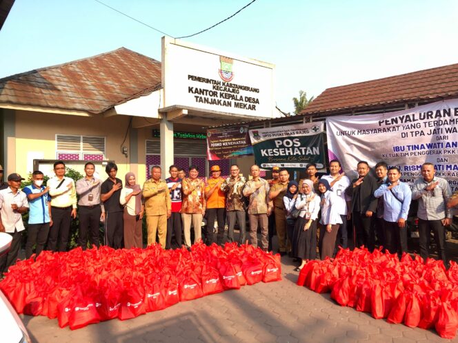 
 Direktur Kepatuhan Bank Banten, Eko Virgianto saat menyerahkan bantuan kepada warga terdampak kebakaran TPA Jatiwaringin di Desa Tanjakan Mekar dan Desa Rajeg Mulya, Kabupaten Tangerang. Foto: Ist