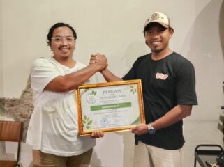 Bendahara Kawan Muda 17, Sangaji saat menerima penghargaan dari Koordinator Koalisi Aktivis Lingkungan Hidup Tangerang (Kalung), Ade Yunus. Foto: TangerangPos 