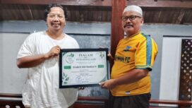 Koordinator Koalisi Aktivis Lingkungan Hidup Tangerang (Kalung), Ade Yunus menyerahkan piagam penghargaan kepada tokoh masyarakat Abah H.Edi Maskur yang telah berkontribusi membantu perbantuan logistik Penanganan TPA Jatiwaringin. Foto: Ist