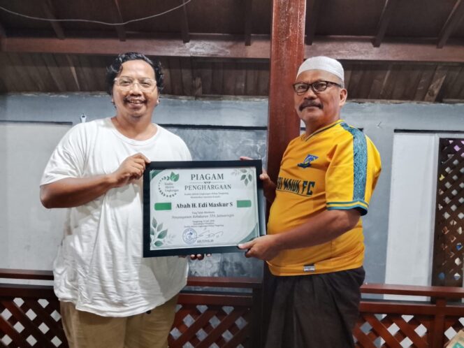 
 Koordinator Koalisi Aktivis Lingkungan Hidup Tangerang (Kalung), Ade Yunus menyerahkan piagam penghargaan kepada tokoh masyarakat Abah H.Edi Maskur yang telah berkontribusi membantu perbantuan logistik Penanganan TPA Jatiwaringin. Foto: Ist