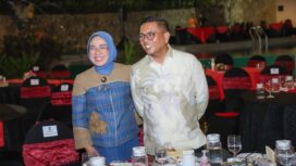 Gubernur Banten Andra Soni bersama Ketua TP PKK Banten Tinawati Andra Soni saat menghadiri penyambutan oleh tuan rumah Gubernur Nusa Tenggara Barat Lalu Muhammad Iqbal dalam Gala Dinner Asosiasi Pemerintahan Provinsi Seluruh Indonesia (APPSI) di Hotel Aruna Senggigi Jl. Raya Senggigi, Kabupaten Lombok. Foto: ist