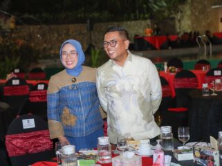 Gubernur Banten Andra Soni bersama Ketua TP PKK Banten Tinawati Andra Soni saat menghadiri penyambutan oleh tuan rumah Gubernur Nusa Tenggara Barat Lalu Muhammad Iqbal dalam Gala Dinner Asosiasi Pemerintahan Provinsi Seluruh Indonesia (APPSI) di Hotel Aruna Senggigi Jl. Raya Senggigi, Kabupaten Lombok. Foto: ist