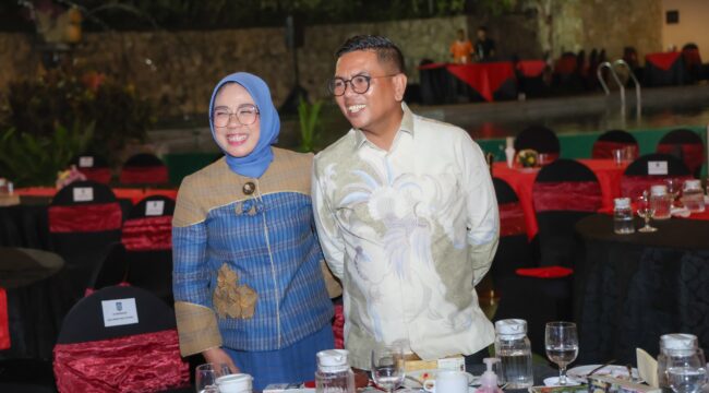 Gubernur Banten Andra Soni bersama Ketua TP PKK Banten Tinawati Andra Soni saat menghadiri penyambutan oleh tuan rumah Gubernur Nusa Tenggara Barat Lalu Muhammad Iqbal dalam Gala Dinner Asosiasi Pemerintahan Provinsi Seluruh Indonesia (APPSI) di Hotel Aruna Senggigi Jl. Raya Senggigi, Kabupaten Lombok. Foto: ist