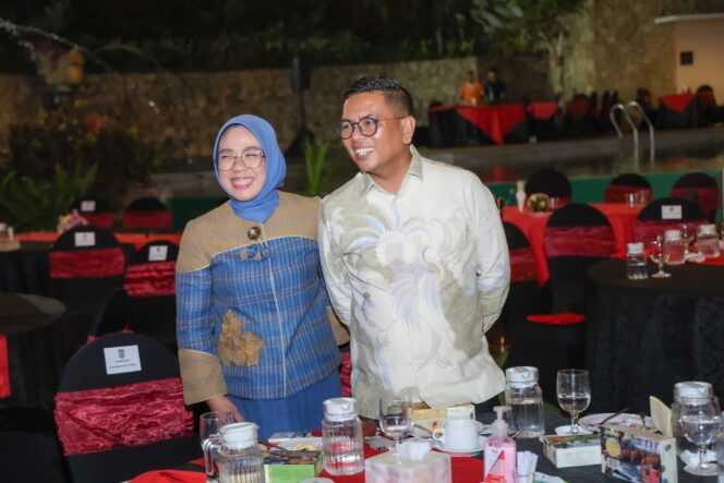 
 Gubernur Banten Andra Soni bersama Ketua TP PKK Banten Tinawati Andra Soni saat menghadiri penyambutan oleh tuan rumah Gubernur Nusa Tenggara Barat Lalu Muhammad Iqbal dalam Gala Dinner Asosiasi Pemerintahan Provinsi Seluruh Indonesia (APPSI) di Hotel Aruna Senggigi Jl. Raya Senggigi, Kabupaten Lombok. Foto: ist