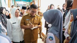 Gubernur Banten Andra Soni saat melakukan monitoring pelaksanaan Program Sekolah Gratis dan Makan Bergizi Gratis (MBG) di SMK Nurul Huda Baros, Kabupaten Serang. Foto: Ist 