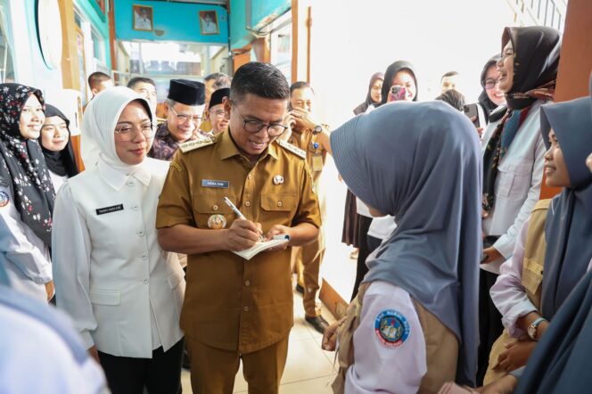 
 Gubernur Banten Andra Soni saat melakukan monitoring pelaksanaan Program Sekolah Gratis dan Makan Bergizi Gratis (MBG) di SMK Nurul Huda Baros, Kabupaten Serang. Foto: Ist 