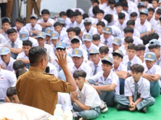Gubernur Banten Andra Soni saat Lakukan Kunjungan ke SMK PGRI Pandeglang. Foto; ist