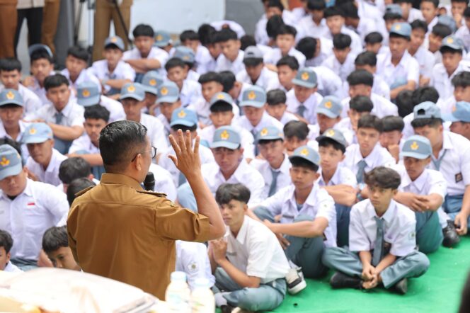 
 Gubernur Banten Andra Soni saat Lakukan Kunjungan ke SMK PGRI Pandeglang. Foto; ist