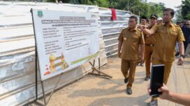 Gubernur Banten Andra Soni Didampingi Kepala DPUPR Banten Arlan Marzan saat meninjau proses pembangunan jembatan yang baru mencapai 30 persen. Foto: ist