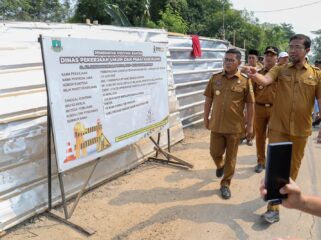 Gubernur Banten Andra Soni Didampingi Kepala DPUPR Banten Arlan Marzan saat meninjau proses pembangunan jembatan yang baru mencapai 30 persen. Foto: ist