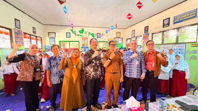 
 Bank Banten berkolaborasi dengan OJK Provinsi Banten memberikan edukasi kepada para siswa di SDN 3 Cikiruh Wetan, Kabupaten Pandeglang. Foto: Ist
