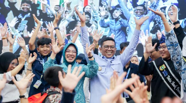 Gubernur Banten Andra Soni dan Ketua TP PKK Tinawati Andra Soni bersama 704 anak-anak Peringati Hari Anak Nasional (HAN) ke-42 yang dilaksanakan di Pendopo Gubernur Banten, Kawasan Pusat Pemerintahan Provinsi Banten (KP3B), Kota Serang. Foto: Ist