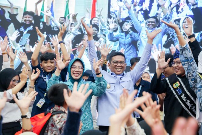 
 Gubernur Banten Andra Soni dan Ketua TP PKK Tinawati Andra Soni bersama 704 anak-anak Peringati Hari Anak Nasional (HAN) ke-42 yang dilaksanakan di Pendopo Gubernur Banten, Kawasan Pusat Pemerintahan Provinsi Banten (KP3B), Kota Serang. Foto: Ist
