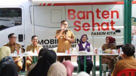 Gubernur Banten Andra Soni dan Wali Kota Tangerang Sachrudin saat menghadiri Kegiatan program Cek Kesehatan Gratis (CKG) Pemerintah Provinsi (Pemprov) Banten di halaman Masjid Baiturrahman, Pondok Lakah Ciledug Kota Tangerang. Foto: Ist