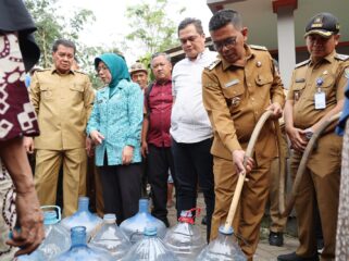 Gubernur Banten Andra Soni saat menyalurkan bantuan air bersih ke warga Kampung Cangkring, Desa Magersari dan Kampung Bugel Lebah, Desa Kadu Agung, Kecamatan Tigaraksa, Kabupaten Tangerang. Foto: ist