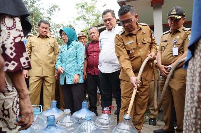 
 Gubernur Banten Andra Soni saat menyalurkan bantuan air bersih ke warga Kampung Cangkring, Desa Magersari dan Kampung Bugel Lebah, Desa Kadu Agung, Kecamatan Tigaraksa, Kabupaten Tangerang. Foto: ist