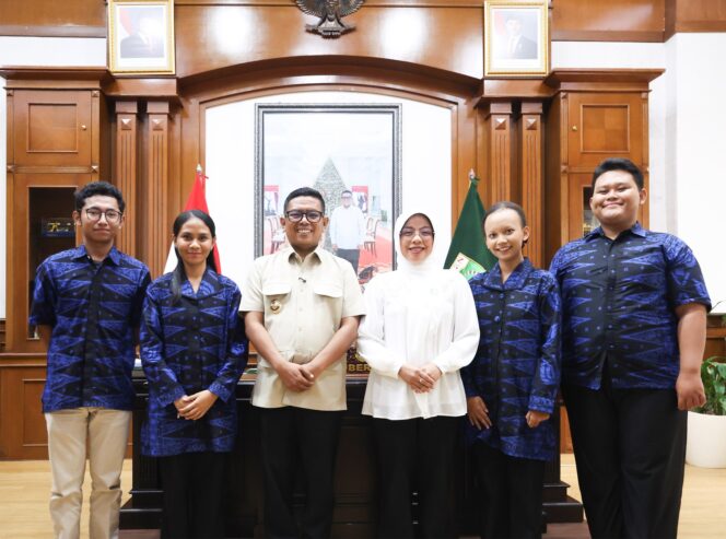 
 Gubernur Banten Andra Soni secara resmi melepas empat delegasi Provinsi Banten yang akan bergabung dalam Gita Bahana Nusantara (GBN) 2026 di Kantor Gubernur Banten, KP3B, Curug, Kota Serang. Foto: Ist