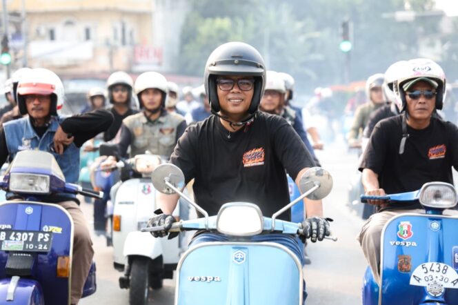 
 Gubernur Banten Andra Soni saat mengendarai Vespa Sprint berwarna biru Nyoride Bareng Scooter Banten Bersatu (SBB). Foto: Ist