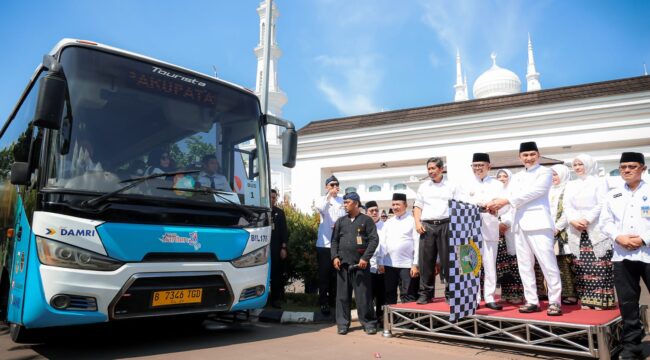 Gubernur Banten bersama Wagub Bantenmelepas keberangkatan perdana bus  Trans Banten, 4 Oktober 2025. Foto: ist