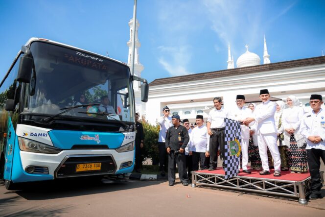 
 Gubernur Banten bersama Wagub Bantenmelepas keberangkatan perdana bus  Trans Banten, 4 Oktober 2025. Foto: ist