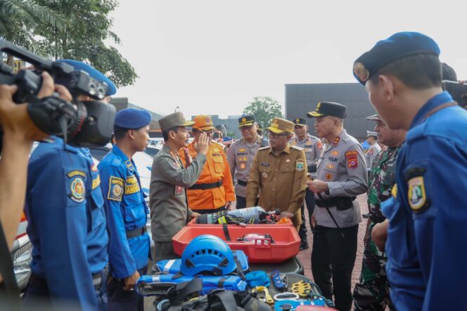 
 Gubernur Banten Andra Soni dan Kapolda Banten Irjen Pol Hengki saat Apel Kesiapsiagaan Tanggap Darurat Bencana dan Karhutla di Lapangan Mapolda Banten, Kota Serang, foto: Ist