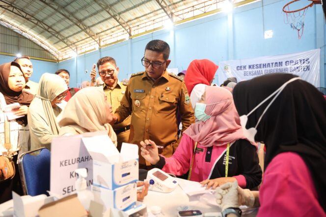 
 Gubernur Banten Andra Soni dan Wali Kota Tangerang Sachrudin saat meninjau pelaksanaan CKG di GOR Puri Beta, Kecamatan Larangan, Kota Tangerang. Foto: Ist