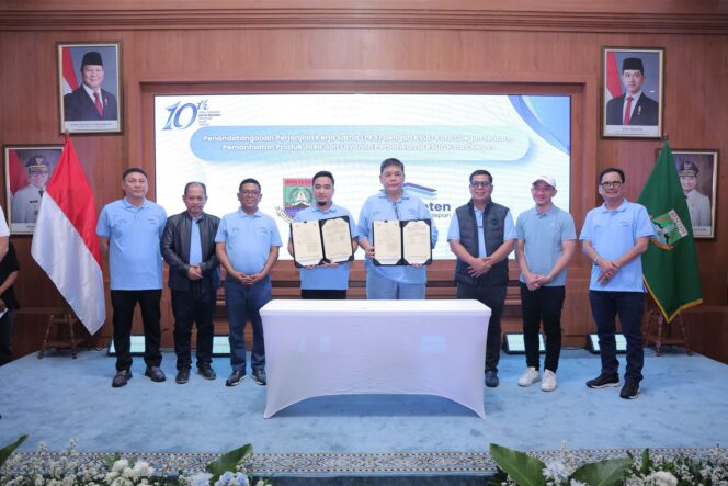 
 Gubernur Banten Andra Soni menyaksikan penandatanganan MoU antara Wali Kota Cilegon Robinsar dengan Direktur Utama Bank Banten Muhammad Busthami. Foto: Ist