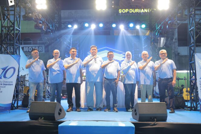 
 Gubernur Banten Andra Soni dan Direktur Utama Bank Banten Muhammad Busthami saat Launching logo baru Bank Banten di kawasan Royal Baroe Kota Serang. Foto: Ist 