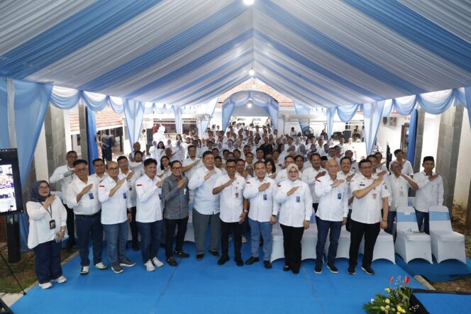 
 Direktur Utama Bank Banten Muhammad Busthami dalam peringatan HUT ke-10 Bank Banten yang digelar di halaman Graha Bank Banten, Kota Serang. Foto: Ist 