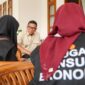 Gubernur Banten Andra Soni menerima Petugas Pendata Lapangan (PPL) Sensus Ekonomi 2026 Kelurahan Kota Baru, Kota Serang Ia Yulia Siti Azizah di Rumah Dinas Gubernur Banten, Jalan Brigjen KH Syam’un No. 5 Kota Serang. Foto: Ist