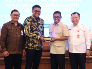 Gubernur Banten Andra Soni saat kegiatan kesepakatan bersama antara Pemprov Banten dengan PT PLN (Persero) tentang Kerja Sama Penyediaan Tenaga Listrik Untuk Pengembangan Perekonomian Provinsi Banten yang dilaksanakan di Gedung Negara Provinsi Banten. Foto: Ist