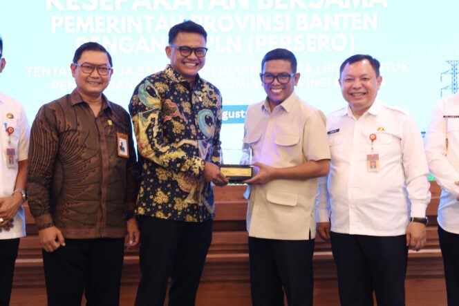 
 Gubernur Banten Andra Soni saat kegiatan kesepakatan bersama antara Pemprov Banten dengan PT PLN (Persero) tentang Kerja Sama Penyediaan Tenaga Listrik Untuk Pengembangan Perekonomian Provinsi Banten yang dilaksanakan di Gedung Negara Provinsi Banten. Foto: Ist