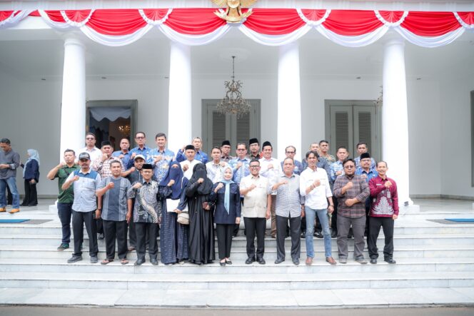 
 Gubernur Banten Andra Soni saat menerima audiensi perwakilan masyarakat dari tiga kecamatan itu di Gedung Negara Provinsi Banten, Kota Serang. Foto: Ist