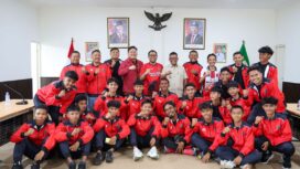 Gubernur Banten Andra Soni saat melepas keberangkatan Tim Banteng Banten FC U-17 yang akan berlaga pada Turnamen Sepak Bola Soekarno Cup III 2026 di Jawa Timur. Foto: Ist