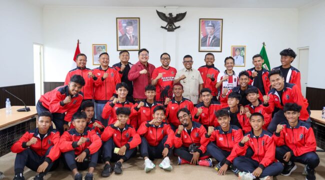 Gubernur Banten Andra Soni saat melepas keberangkatan Tim Banteng Banten FC U-17 yang akan berlaga pada Turnamen Sepak Bola Soekarno Cup III 2026 di Jawa Timur. Foto: Ist
