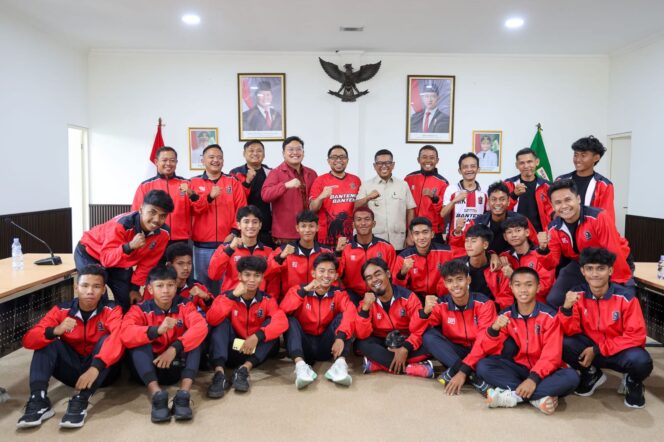 
 Gubernur Banten Andra Soni saat melepas keberangkatan Tim Banteng Banten FC U-17 yang akan berlaga pada Turnamen Sepak Bola Soekarno Cup III 2026 di Jawa Timur. Foto: Ist