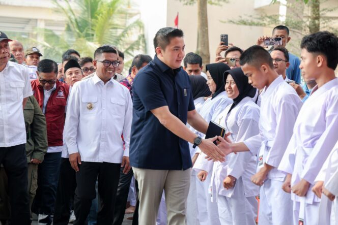 
 Gubernur Banten Andra Soni dampingi Sekretaris Kabinet, Teddy Indra Wijaya Tinjau Sekolah Rakyat di Curug Kabupaten Tangerang. Foto: Ist 
