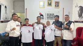 Anggota DPRD Kota Tangsel dan juga Ketua Badan Saksi DPW PSI Banten, Ferdiansyah menyambut dengan hangat kader PSI yang baru Bergabung. Foto: Ist 