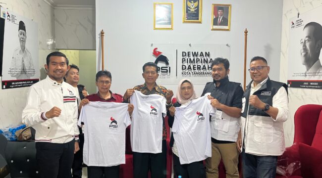 Anggota DPRD Kota Tangsel dan juga Ketua Badan Saksi DPW PSI Banten, Ferdiansyah menyambut dengan hangat kader PSI yang baru Bergabung. Foto: Ist 