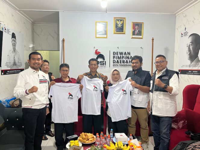 
 Anggota DPRD Kota Tangsel dan juga Ketua Badan Saksi DPW PSI Banten, Ferdiansyah menyambut dengan hangat kader PSI yang baru Bergabung. Foto: Ist 