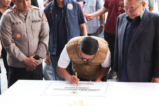 
 Gubernur Banten Andra Soni saat resmikan Dewa United Basketball Academy di Gading Serpong, Kabupaten Tangerang. Foto: Ist