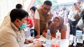 Gubernur Banten Andra Soni saat meninjau Langsung Pelaksanaan Cek Kesehatan Gratis (CKG) di Labuan Pandeglang. Foto: Ist