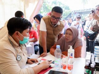 Gubernur Banten Andra Soni saat meninjau Langsung Pelaksanaan Cek Kesehatan Gratis (CKG) di Labuan Pandeglang. Foto: Ist