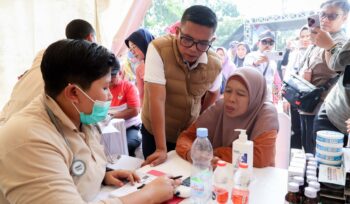 Gubernur Banten Andra Soni saat meninjau Langsung Pelaksanaan Cek Kesehatan Gratis (CKG) di Labuan Pandeglang. Foto: Ist