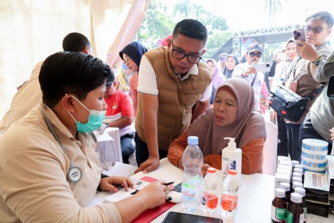 
 Gubernur Banten Andra Soni saat meninjau Langsung Pelaksanaan Cek Kesehatan Gratis (CKG) di Labuan Pandeglang. Foto: Ist