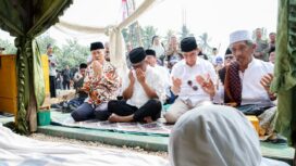 Gubernur Banten Andra Soni dan Wakil Gubernur Banten A.Dimyati Natakusumah saat Berziarah sekaligus melakukan peletakan batu pertama pembangunan kawasan ziarah Syekh Asnawi Caringin. Foto: Ist