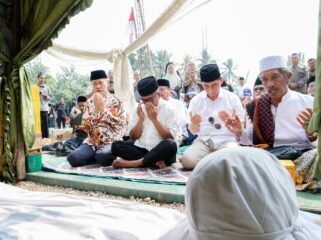 Gubernur Banten Andra Soni dan Wakil Gubernur Banten A.Dimyati Natakusumah saat Berziarah sekaligus melakukan peletakan batu pertama pembangunan kawasan ziarah Syekh Asnawi Caringin. Foto: Ist